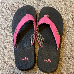 Pink Sanuk flip flops, Yoga mat Bottom